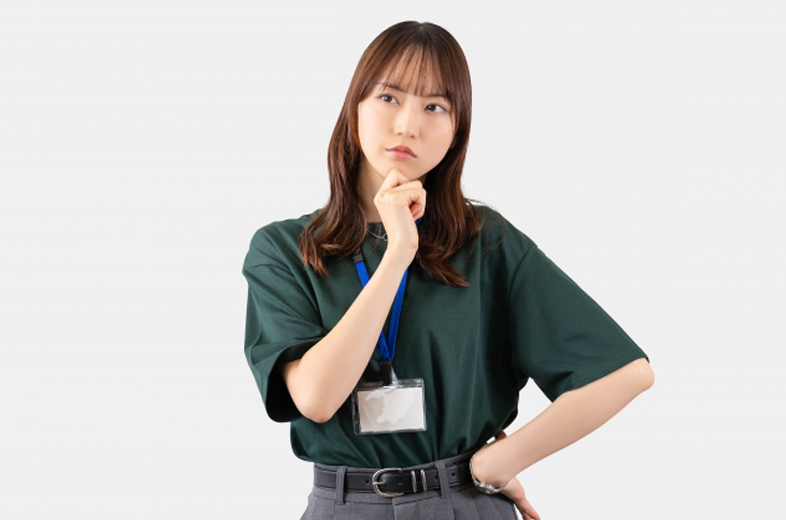 考える女性